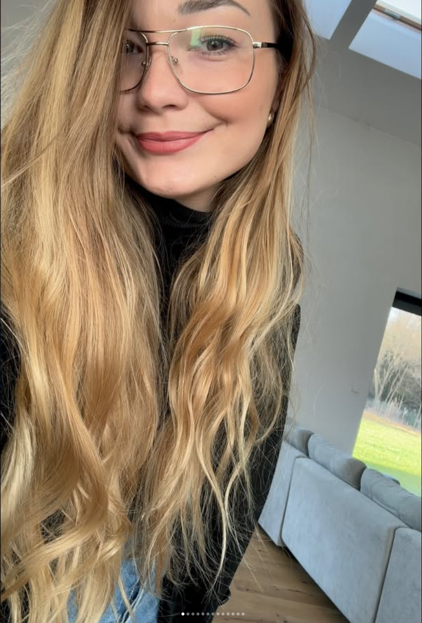 Karolina Adamczyk, właścicielka sothe.beauty, w okularach i z długimi jasnymi włosami